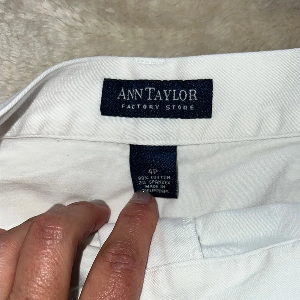 Ann Taylor White Knee-Length Pencil‎ Skirt